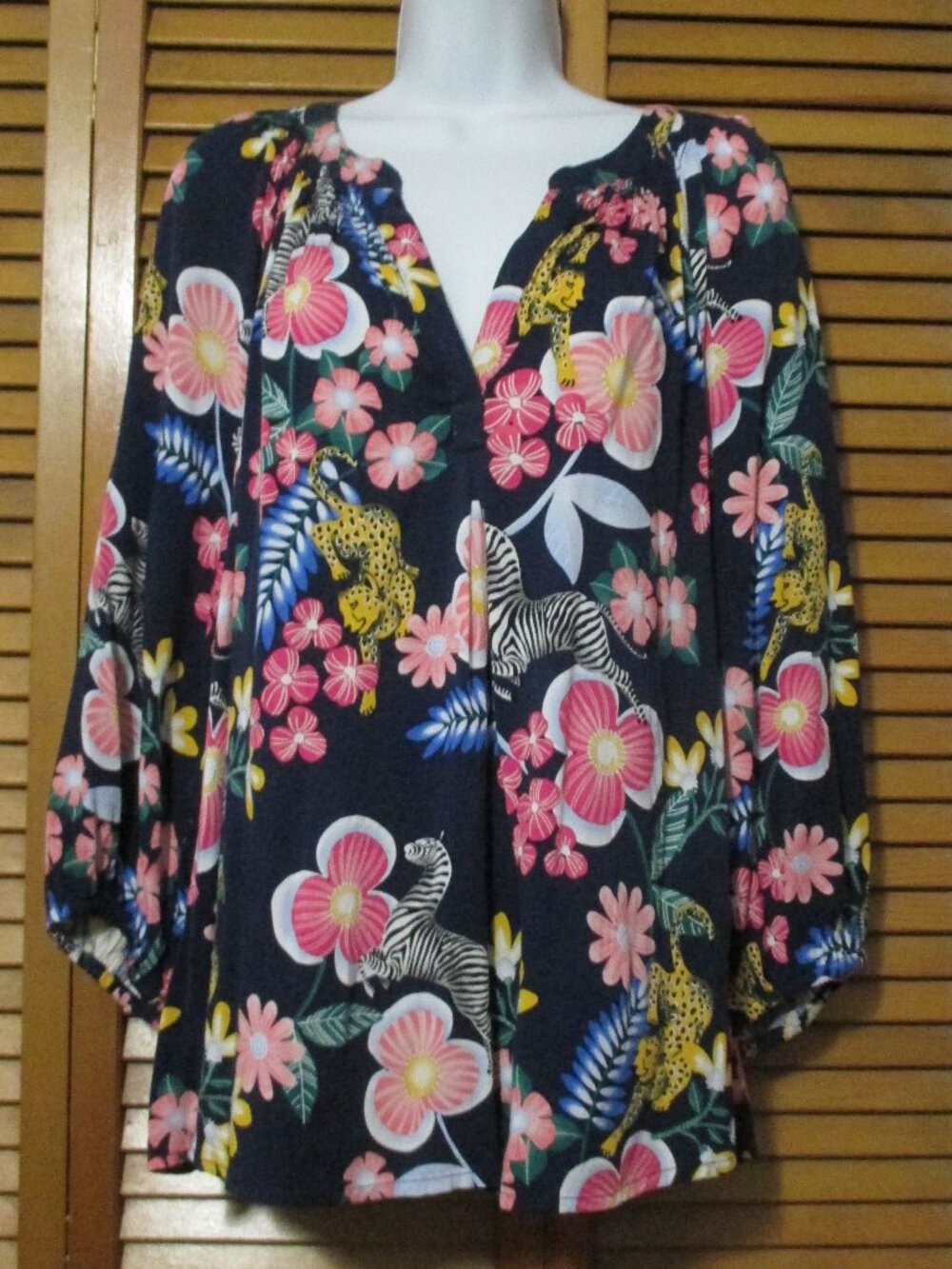 Crown & Ivy NEW top w/ V neck lightweight flowy floral & animals size L